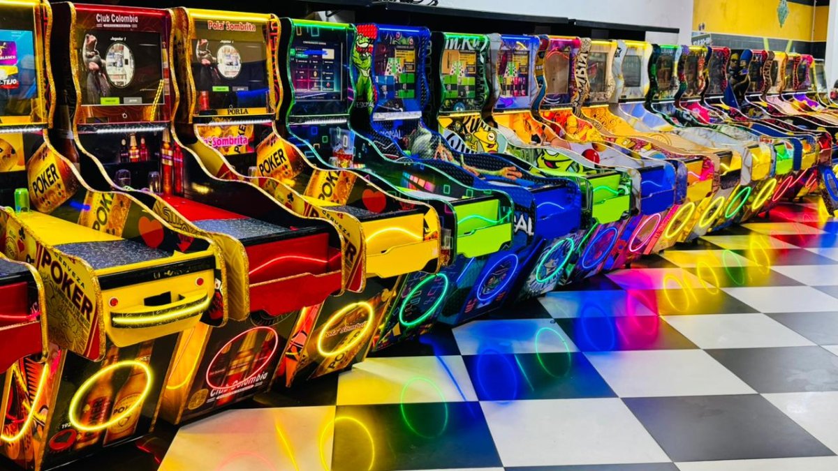Salón de juegos con boliranas encendidas con luces de neón